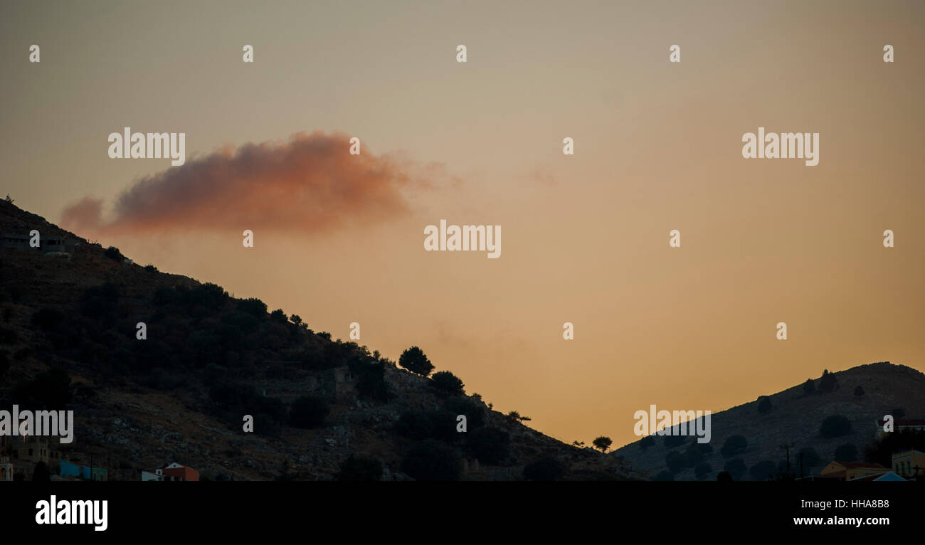 Lo skyline di colline sopra Horio sull isola di Symi, Grecia al tramonto Foto Stock