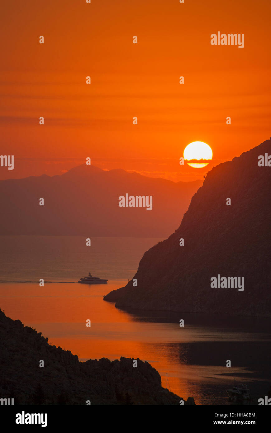 Alba sulla costa turca guardando giù dal Horio verso pazienti pediatrici, su Symi Grecia. Foto Stock