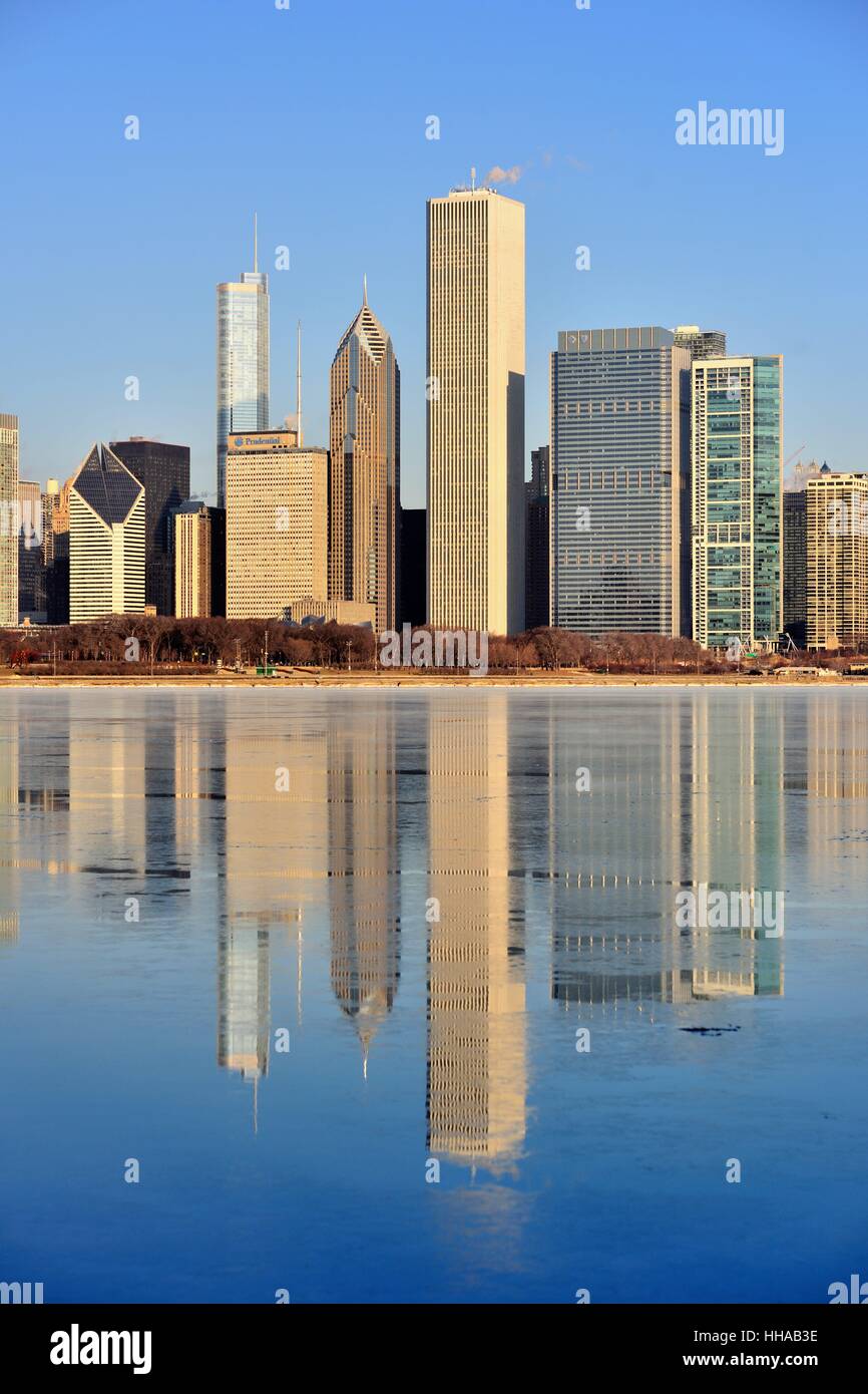 In un freddo inverno mattina un segmento del Chicago dal lungolago e sullo skyline si riflettono su un porto congelati. Chicago, Illinois, Stati Uniti d'America. Foto Stock