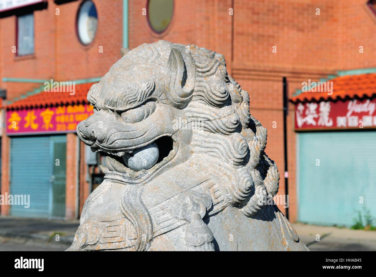 Un custode cinese lion in Chicago Chinatown riflette il locale influenza culturale. Statue di leoni di custode. Chicago, Illinois, Stati Uniti d'America. Foto Stock