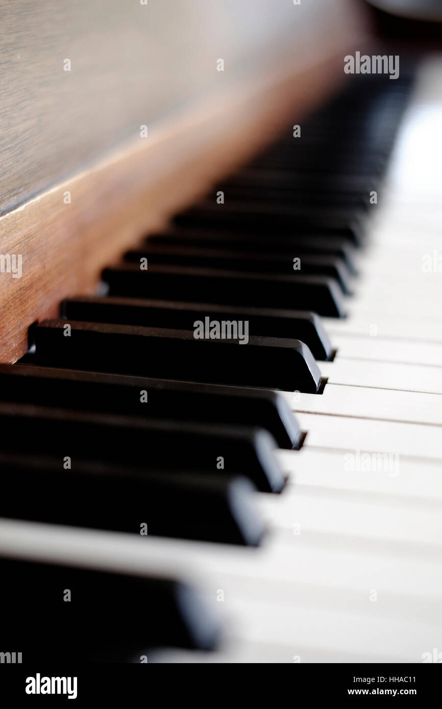 Tasti di pianoforte su vecchio strumento vintage avorio e ebano Foto Stock