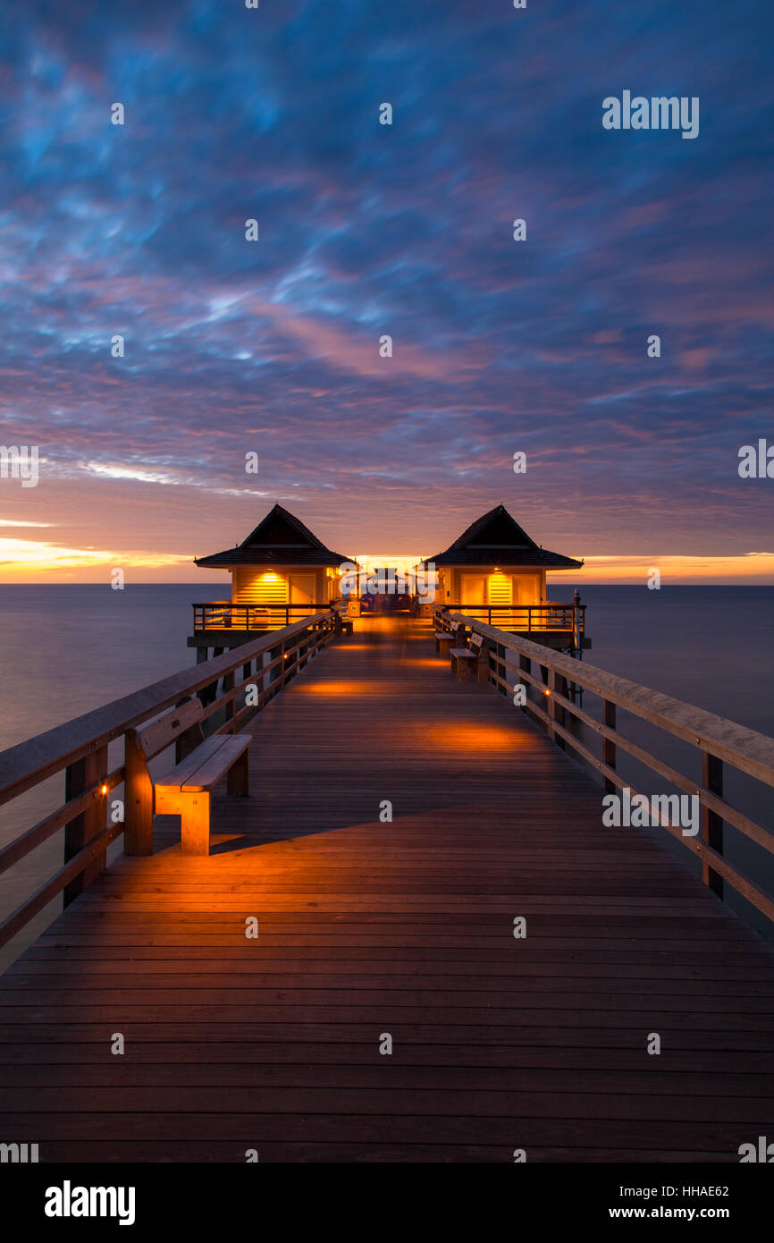 Tramonto sul molo e il Golfo del Messico dal Naples, Florida, Stati Uniti d'America Foto Stock