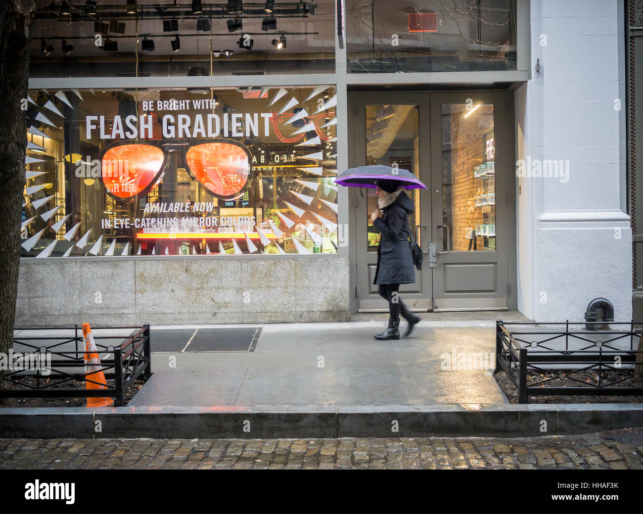 Luxottica's Ray-Ban flagship store nel quartiere di Soho a New York martedì, 17 gennaio 2017. Essilor International SA. un francese lensmaker, acquista l'Italiano Luxottica Group SpA in un affare del valore di 24 miliardi di dollari. (© Richard B. Levine) Foto Stock