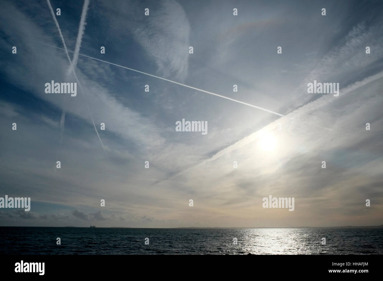 Con sentieri e le loro ombre su Belfast Lough. Foto Stock