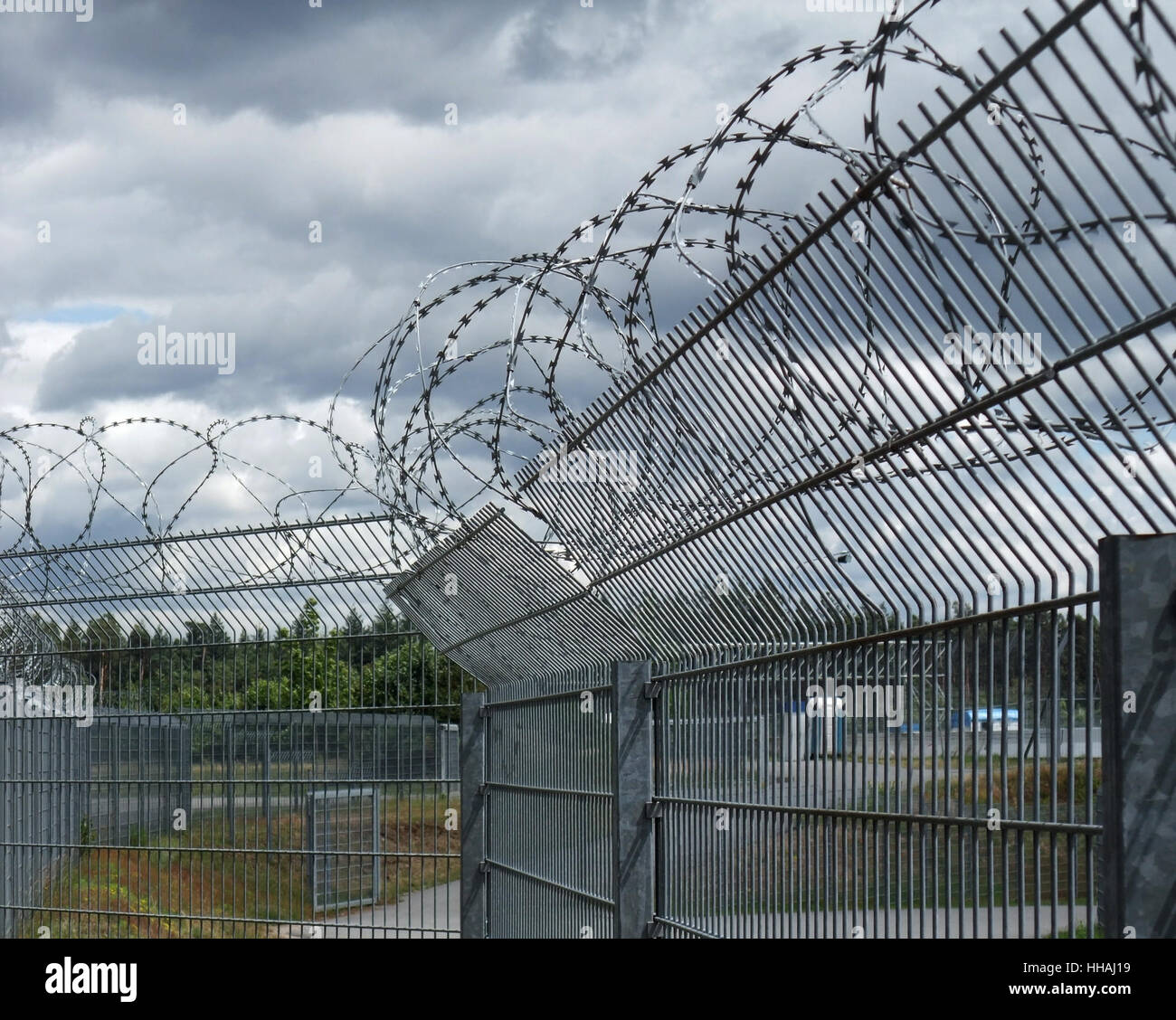 Dettaglio di una recinzione di sicurezza vicino autodromo nella Germania meridionale denominata 'Hockenheimring' nella drammatica offuscato ambiance Foto Stock