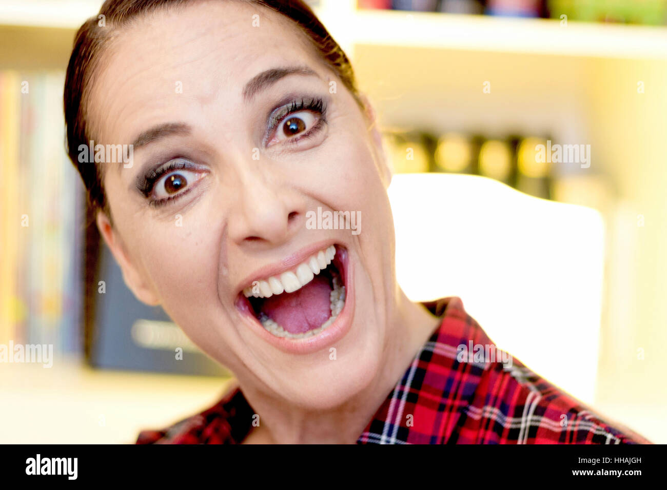 Ritratto di una donna che fa Wow, un grande sorriso e bocca aperta Foto Stock