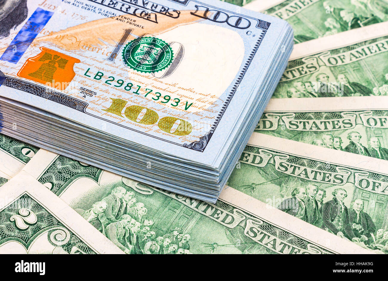Pila di un centinaio di american Dollar Bills close up Foto Stock