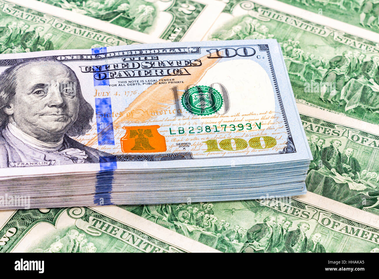 Pila di un centinaio di american Dollar Bills close up Foto Stock