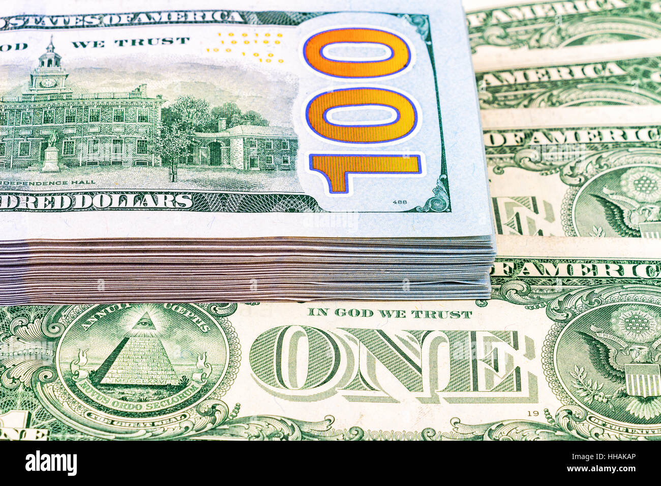 Pila di un centinaio di american Dollar Bills close up Foto Stock