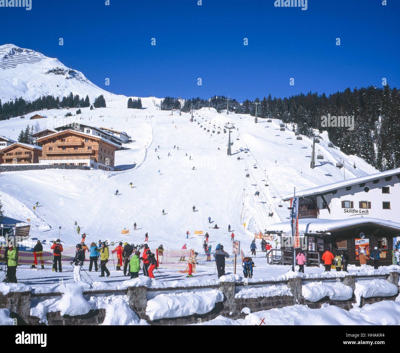 Scuole di sci e piste da sci accanto al fiume Lech Lech am Arlberg Austria Foto Stock