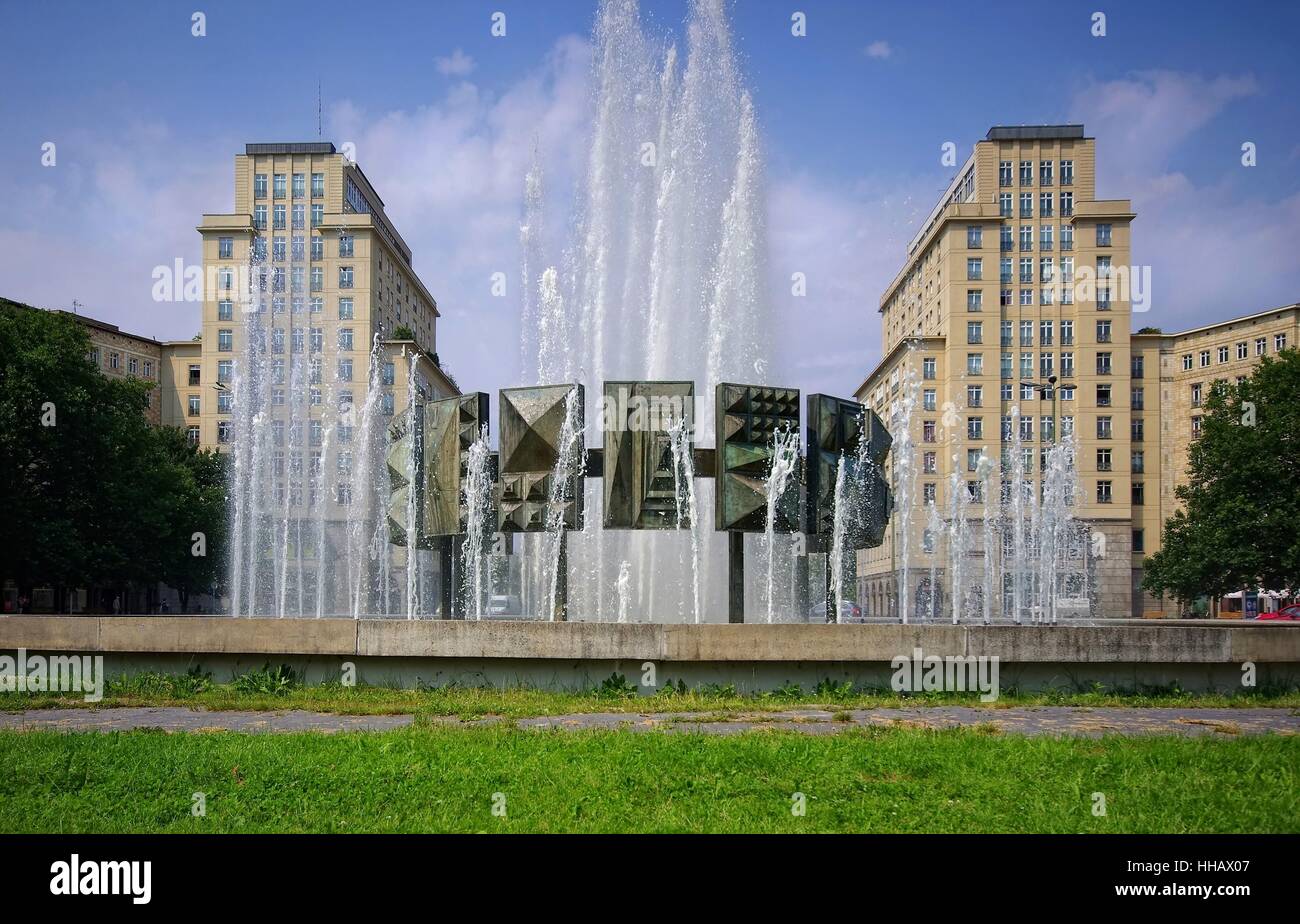 Fontana a Strausberger Platz in Berlin Friedrichshain Foto Stock