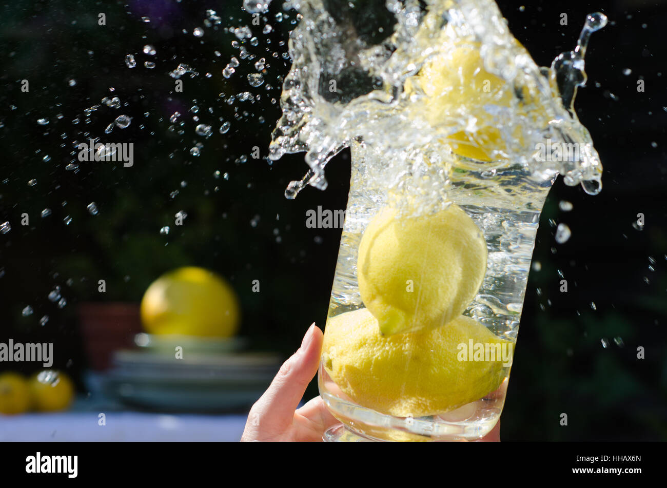 Estate, summerly brocca, la limonata, limoni, splash, acqua, motion, rinvio, Foto Stock