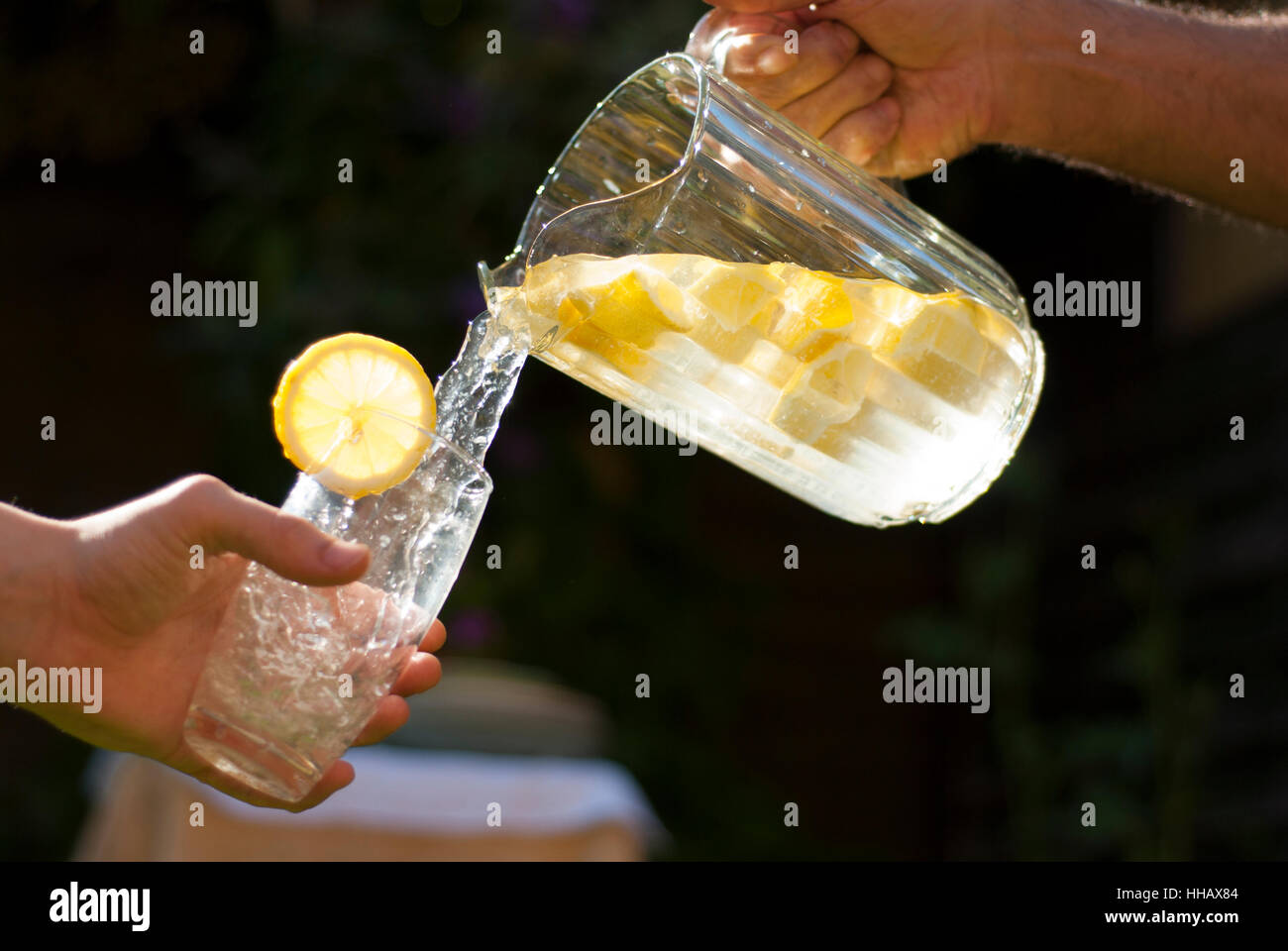 Estate, summerly brocca, la limonata, limoni, splash, acqua, motion, rinvio, Foto Stock