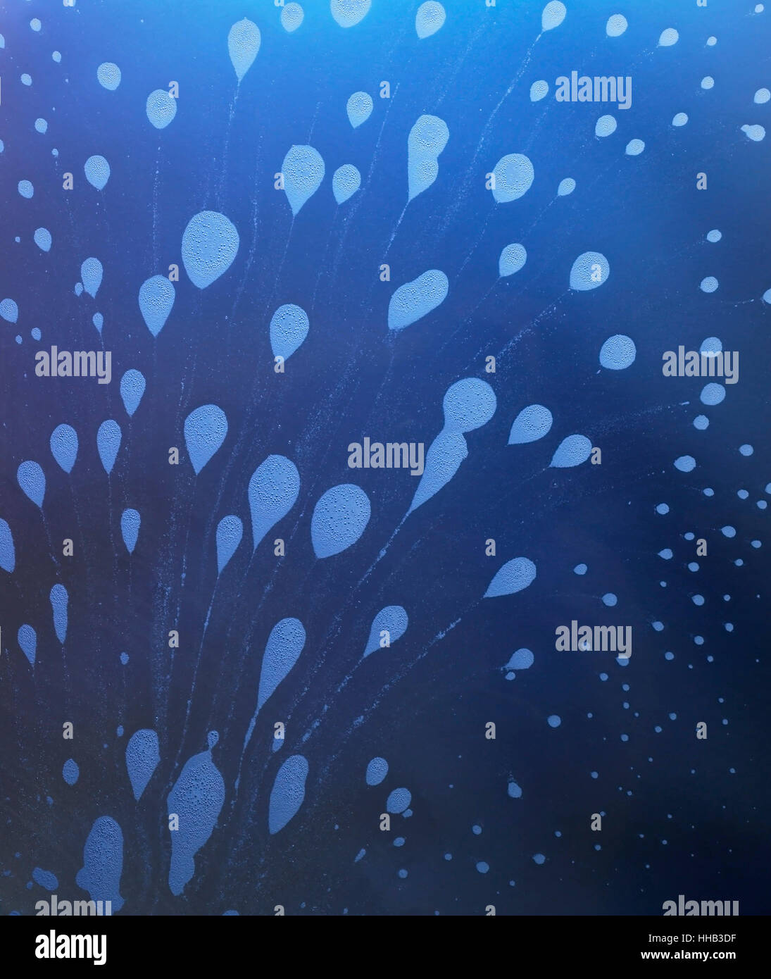 Abstract wet sfondo blu con bolla di sapone agglomerati Foto Stock