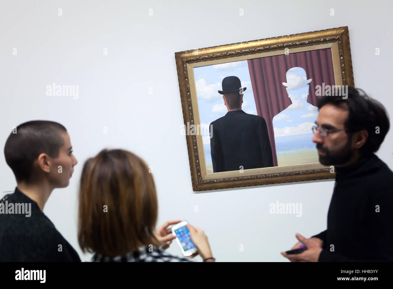 I visitatori di fronte al dipinto La Decalcomanie (Decalcomania, 1966) dal  belga artista surrealista René Magritte visualizzato nella sua mostra  antologica al Centro Pompidou di Parigi, Francia. La mostra intitolata  "René Magritte.