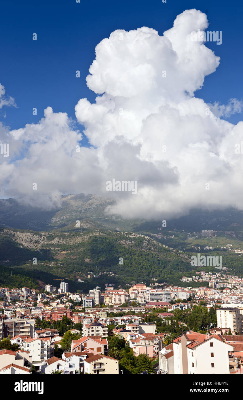 Città di Budva cityscape, Montenegro mountain view la luce del giorno. Foto Stock