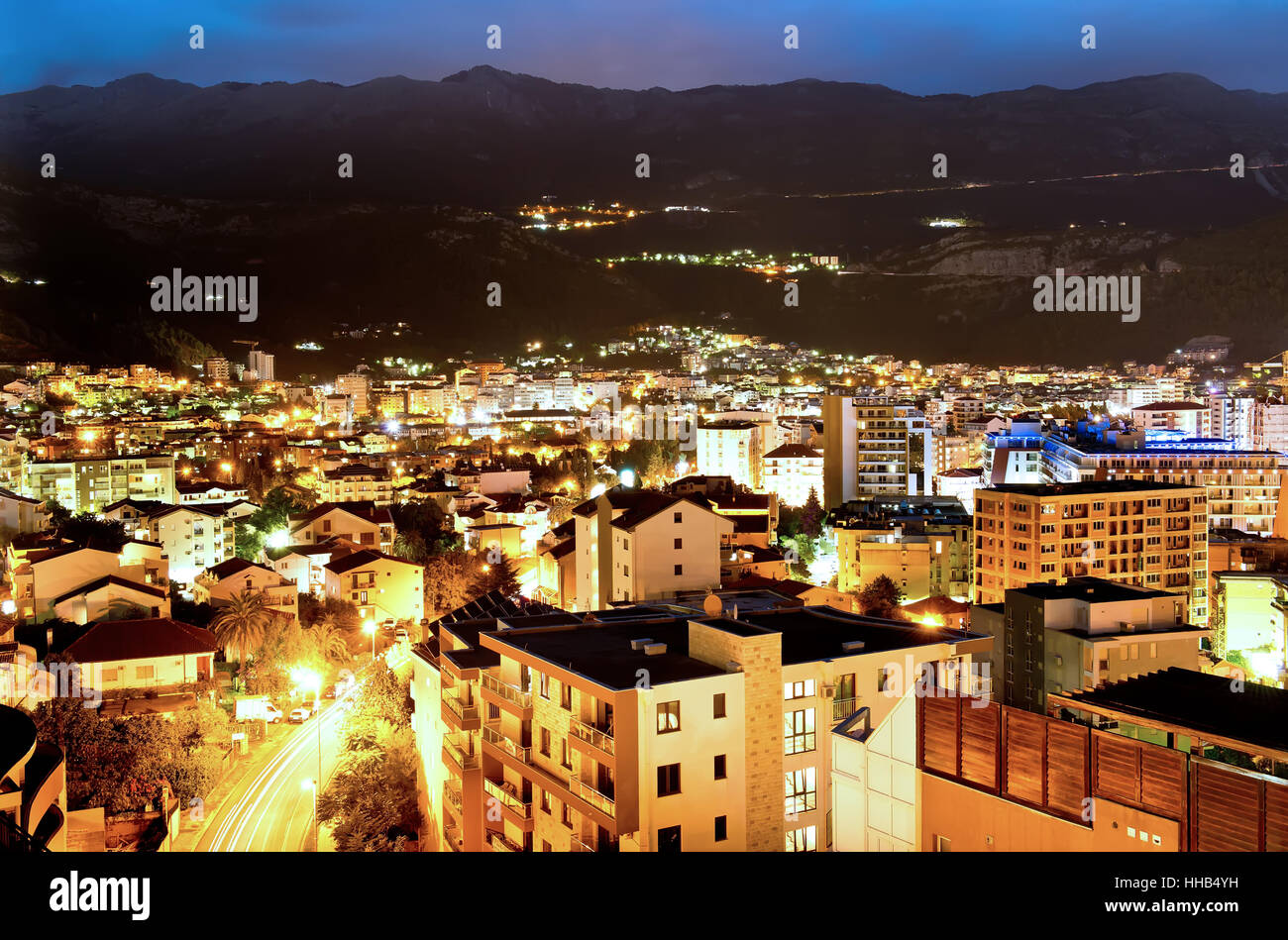 Città di Budva di notte, Montenegro, l'Europa. Street e la luce della luna Foto Stock