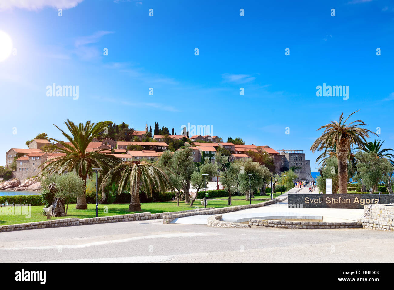 Sveti Stefan agora square, Montenegro. Balcani, mare Adriatico, l'Europa. Parecchie persone non riconosciuto in background Foto Stock
