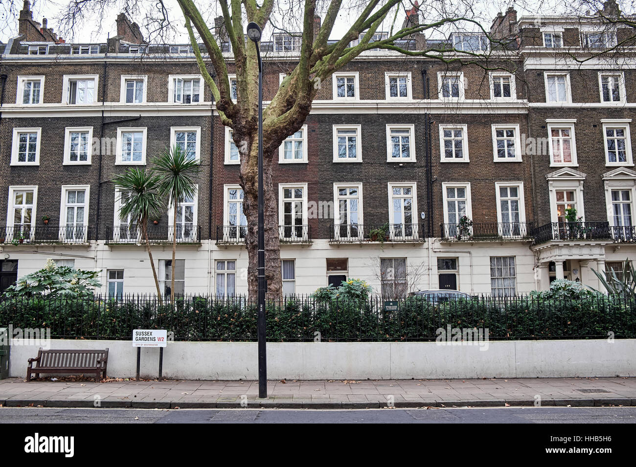 Brown facciata in mattoni con forma rettangolare in stile coloniale di finestre e balconi di Sussex Gardens appartamento edificio nella città di Londra Foto Stock