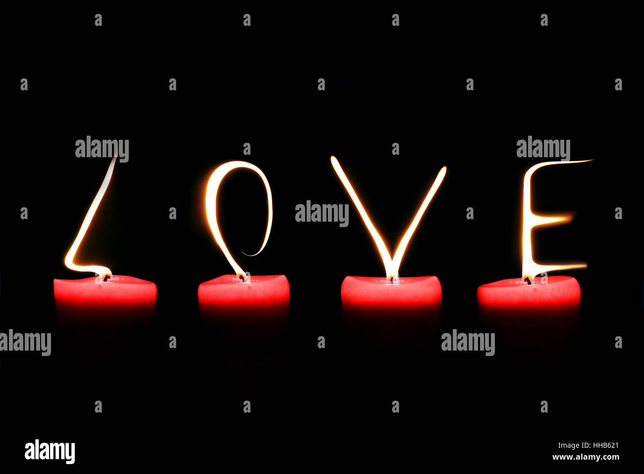 Amore scritte con fiamme di candela su sfondo nero Foto Stock