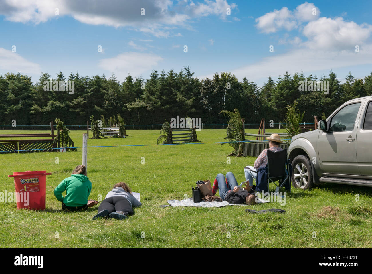 Spettatori rilassarsi tra eventi equestri in Anglesey Visualizza Foto Stock