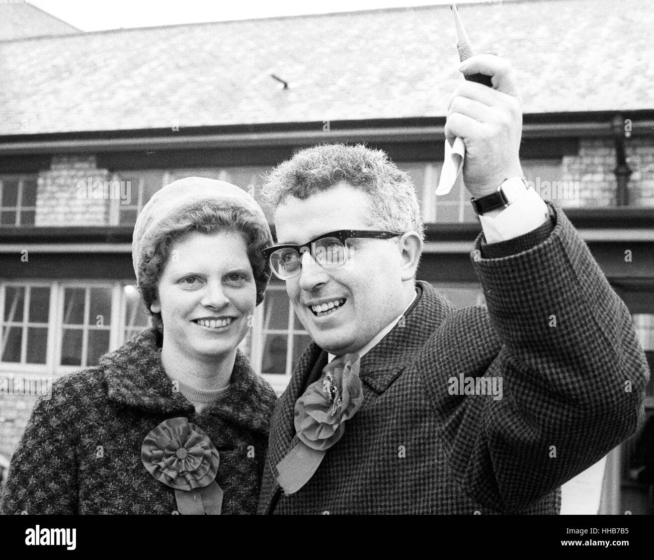 Candidato laburista Kevin McNamara e sua moglie Nora, quando hanno visitato da-elezione seggi in Hull North circoscrizione. Foto Stock