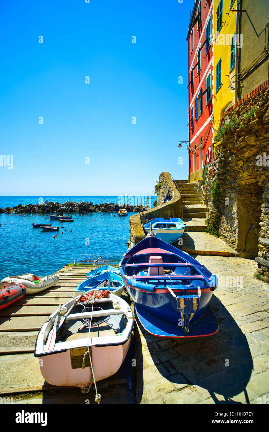 Riomaggiore village street, barche e mare in cinque terre, il Parco Nazionale delle Cinque Terre Liguria Italia Europa. Foto Stock