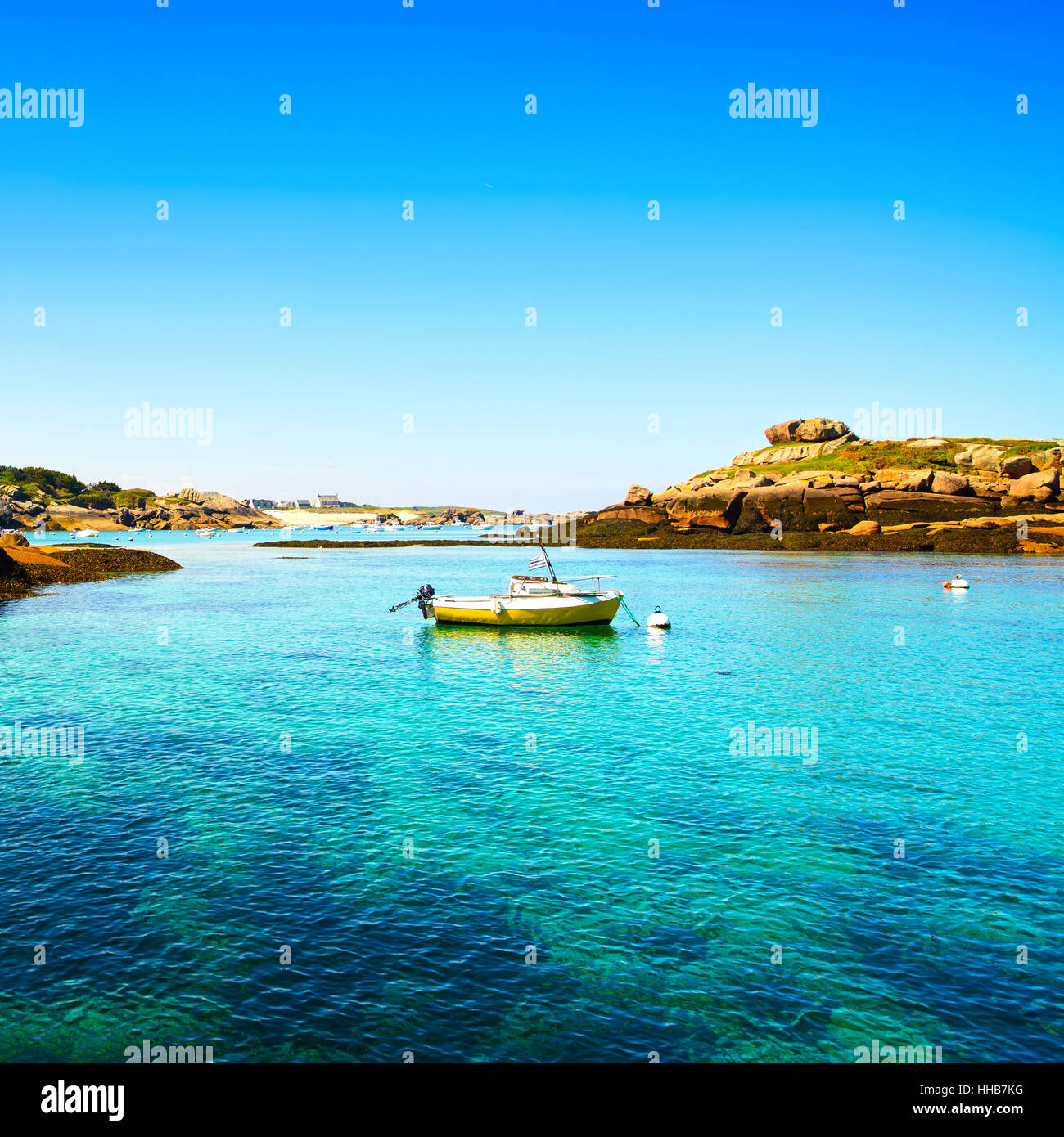 Trégastel, barca nel porto di pesca nella costa di granito rosa e oceano atlantico. Armor coast Les Rochers, Brittany, Francia. L'Europa. Foto Stock