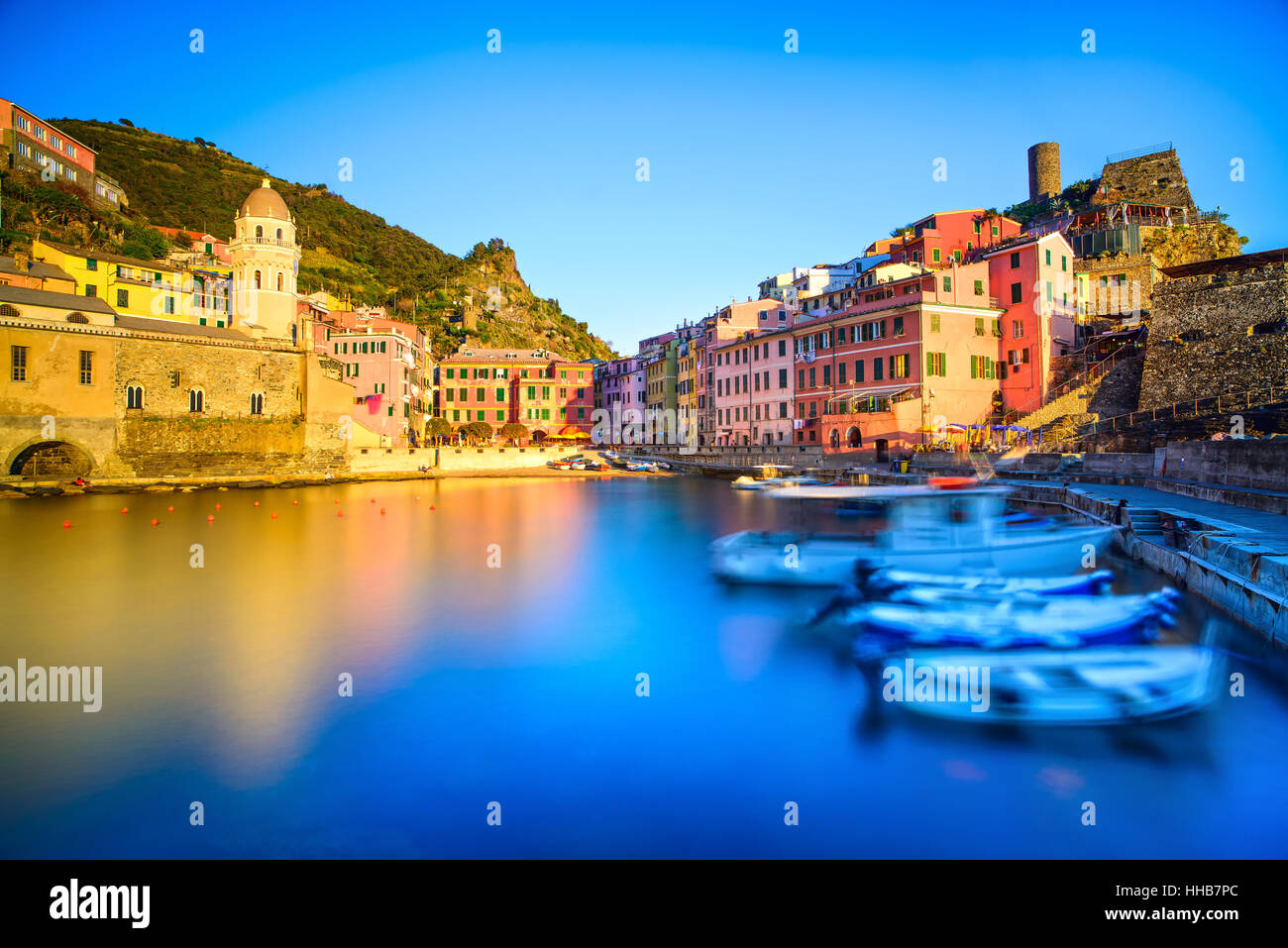 Vernazza village, chiesa, barche e porto di mare sul tramonto, Seascape in cinque terre, il Parco Nazionale delle Cinque Terre Liguria Italia Europa. Lunga esposizione. Foto Stock