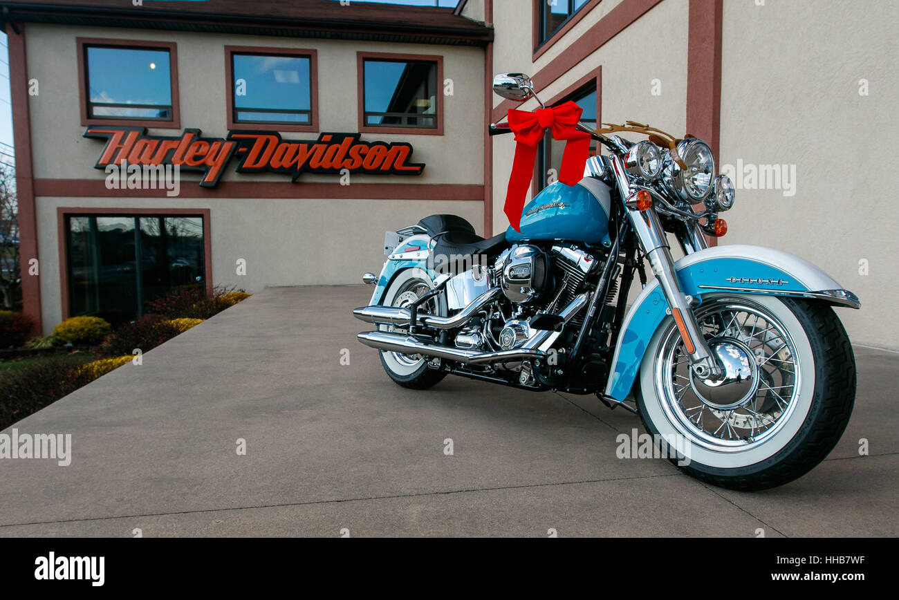 Nuova luce blu motociclo con alcune decorazioni di Natale sul display appena al di fuori di una concessionaria Harley Davidson. Foto Stock
