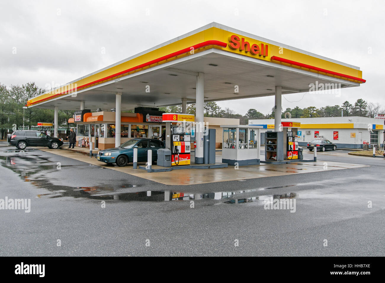 Stazione di rifornimento Shell è visto in un giorno nuvoloso. Foto Stock