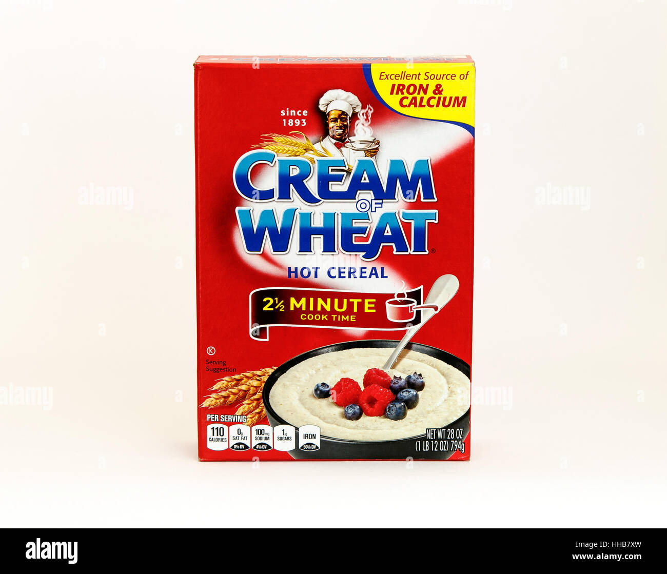 Una confezione di crema di frumento cereali caldi è visto contro uno sfondo bianco. Foto Stock