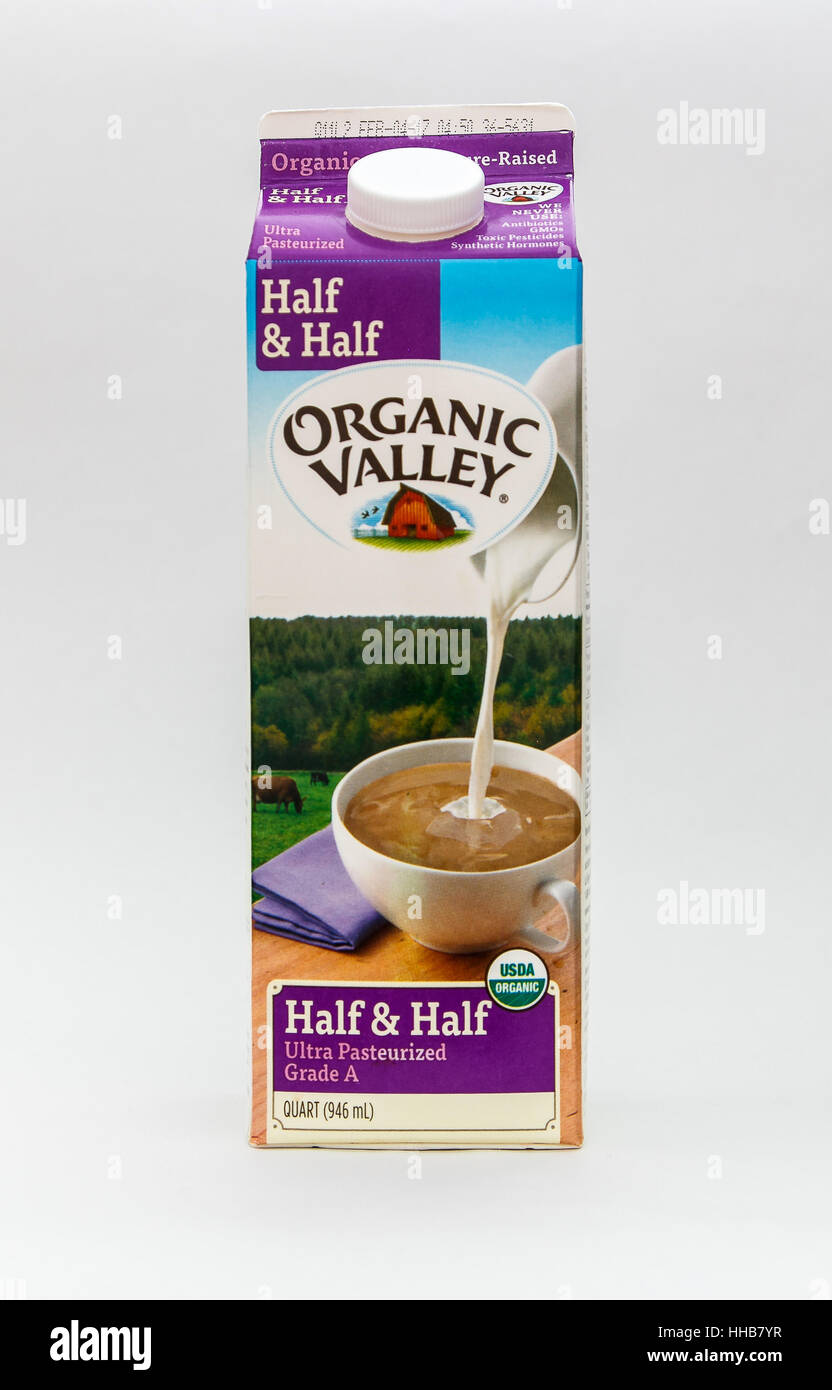 Una scatola di cartone di metà e metà dairy bevanda di Organic Valley è visto contro uno sfondo bianco. Foto Stock