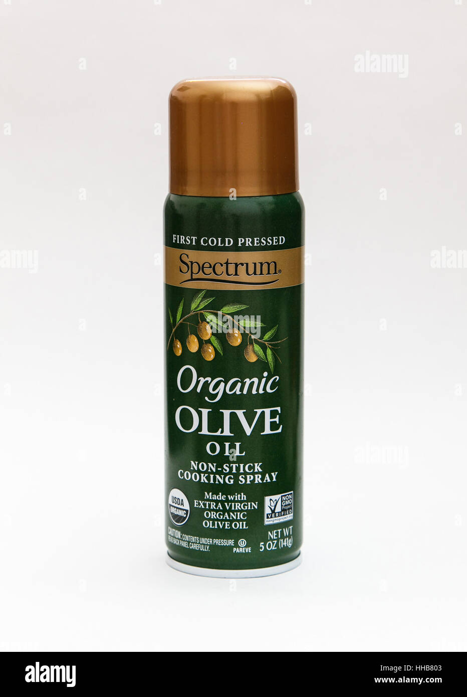 Una bottiglia di olio di oliva biologico spray antiaderente da cucina è visto contro uno sfondo bianco. Foto Stock