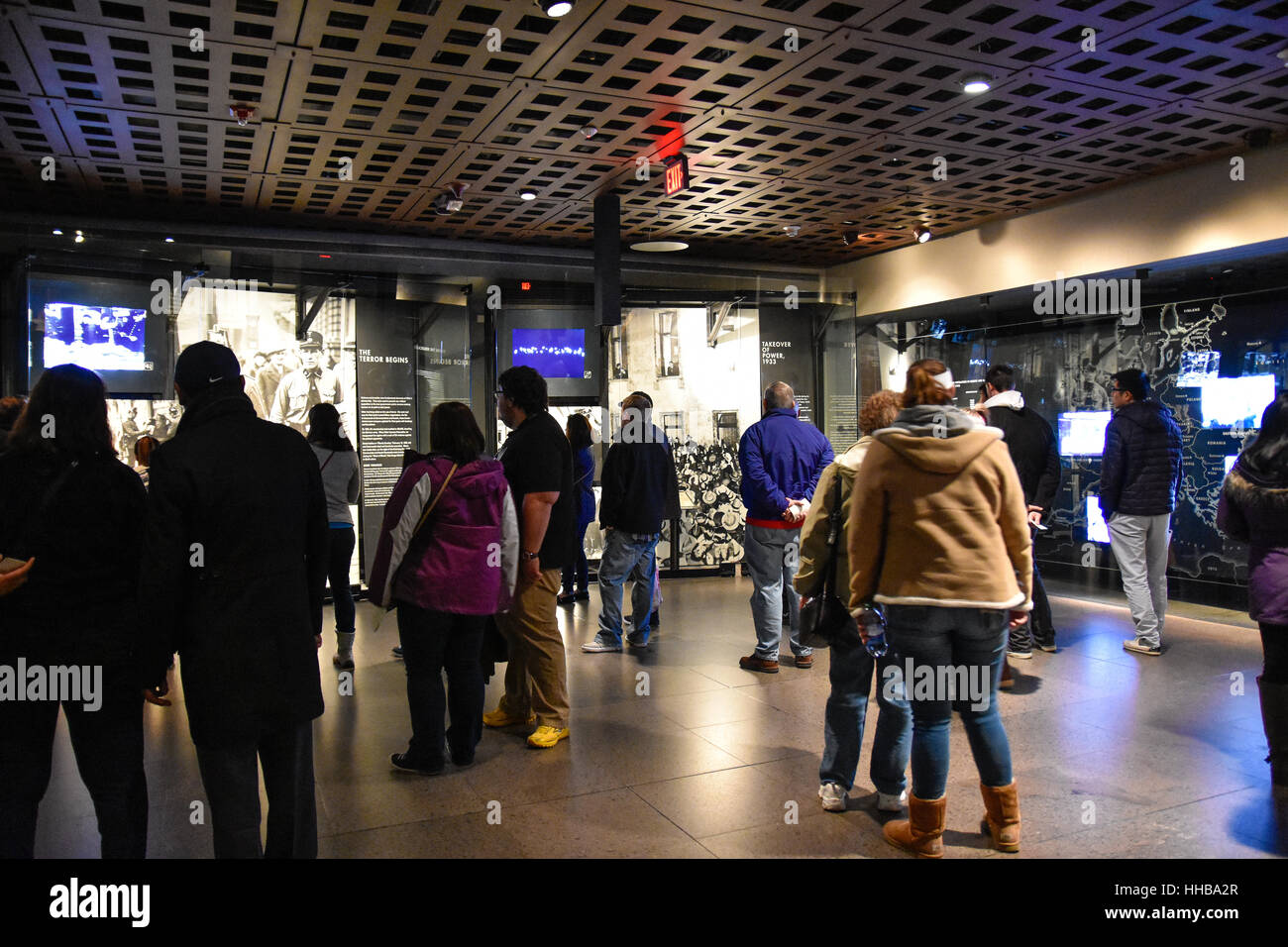 Washington DC - Vista interna del museo commemorativo di Holocaust. Le immagini reali dei deportati, propaganda nazista, crematorio. Foto Stock