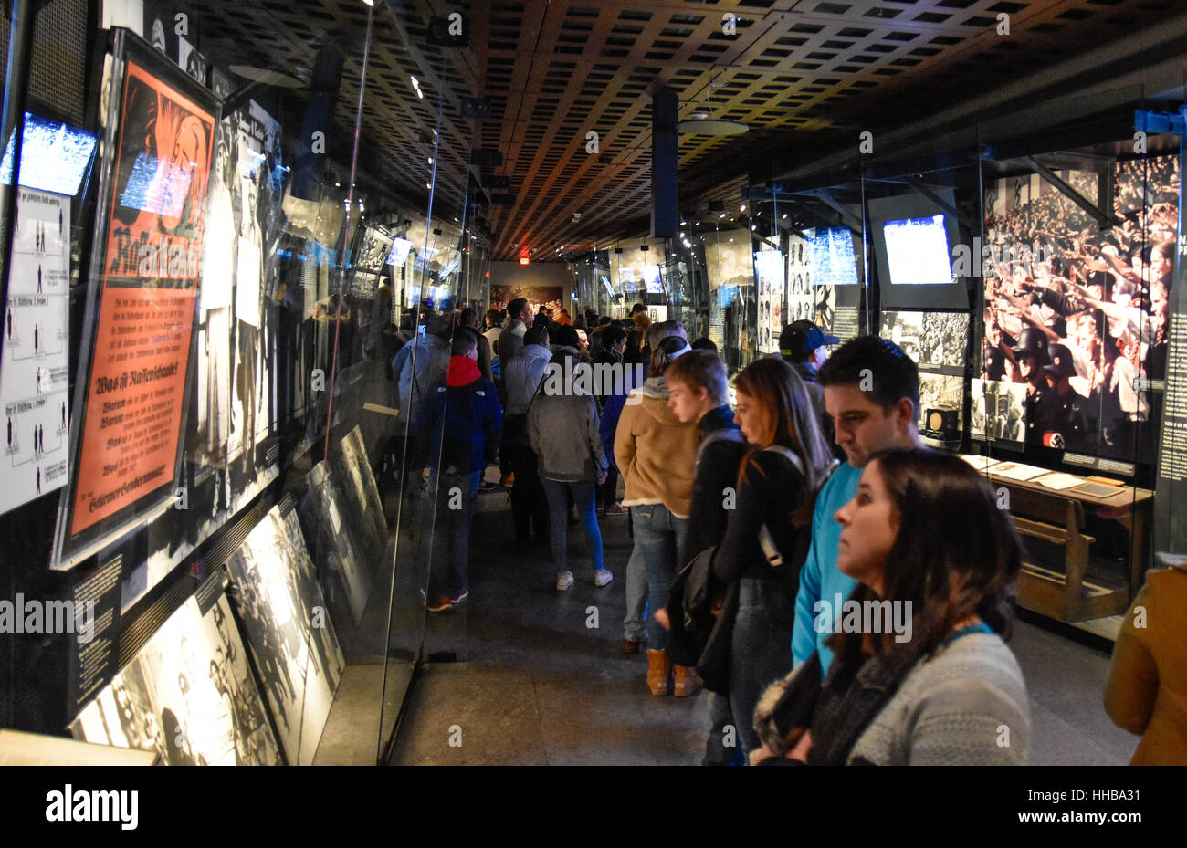 Washington DC - Vista interna del museo commemorativo di Holocaust. Le immagini reali dei deportati, propaganda nazista, crematorio. Foto Stock