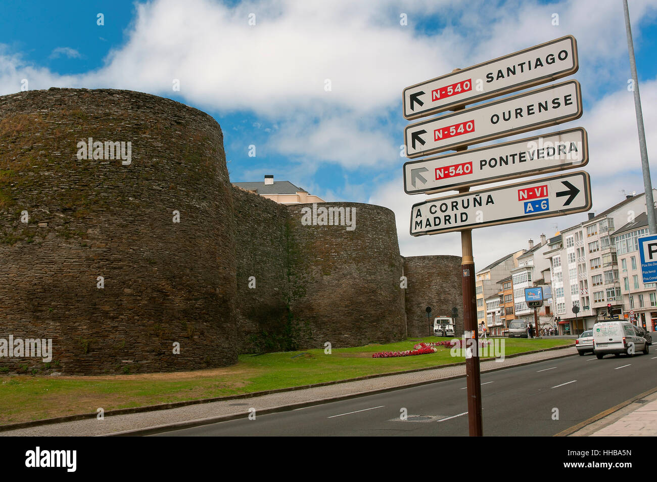 "Ronda de la Muralla' street, mura romane - III secolo, patrimonio mondiale UNESCO Lugo, regione della Galizia, Spagna, Europa Foto Stock