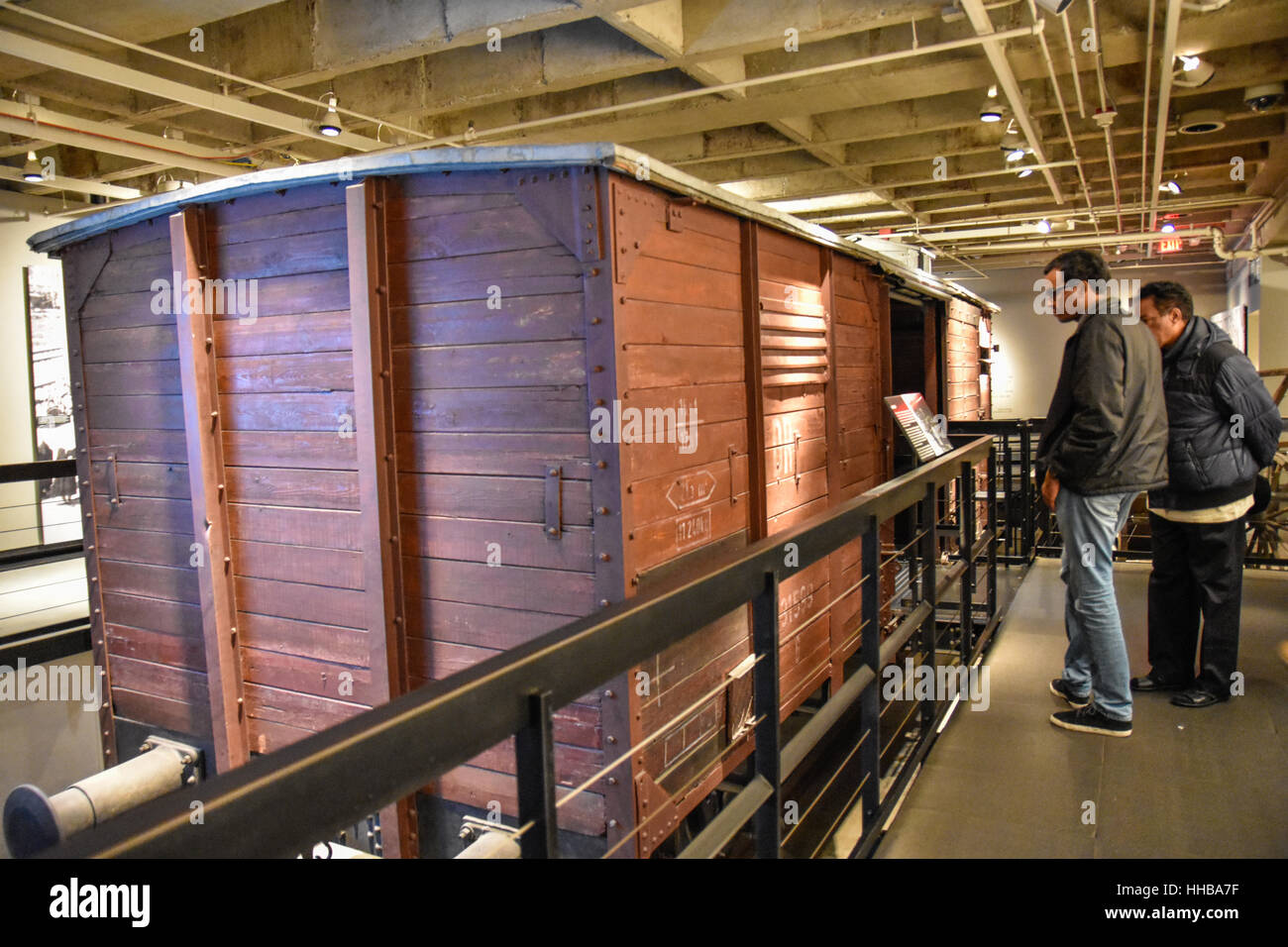 Washington DC - Vista interna del museo commemorativo di Holocaust. Le immagini reali dei deportati, propaganda nazista, crematorio. Foto Stock