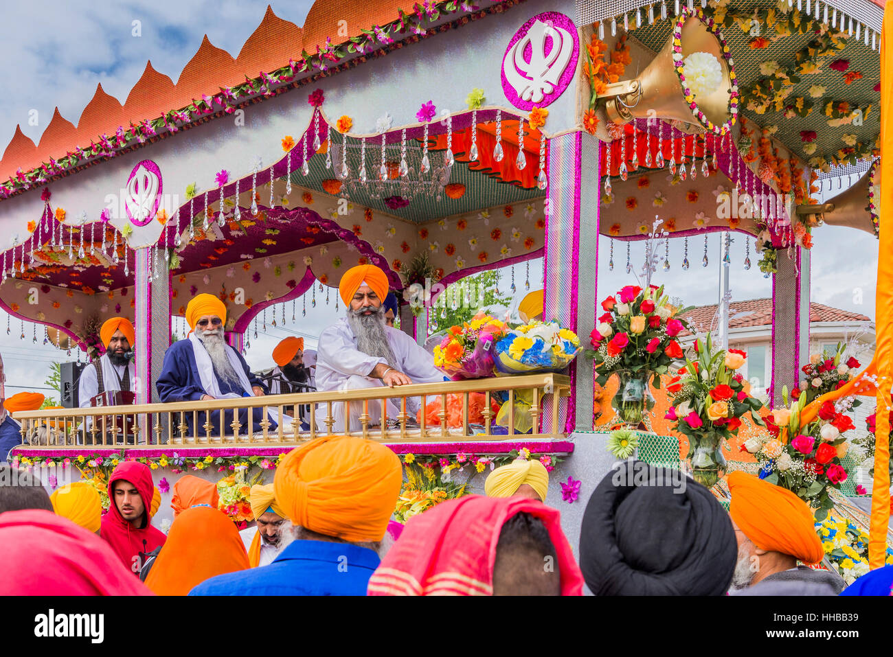 Sfilata galleggiante portante la sacra Scrittura, il Guru Granth Sahib, xi guru dei sikh. Vaisakhi Parade, Surrey, British Columbia, Canada Foto Stock