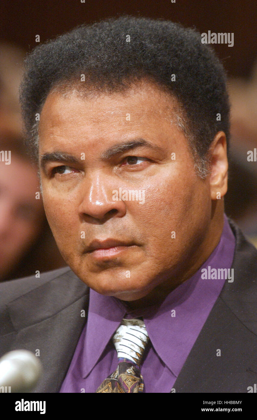 Muhammad Ali testimonia durante il Senato degli Stati Uniti di stanziamenti sottocommissione per la manodopera e HHS audizione del morbo di Parkinson in Washington, DC il 22 maggio 2002. Sia il Champ e Michael J. Fox raccomandato per un aumento dei finanziamenti per il National Institu Foto Stock