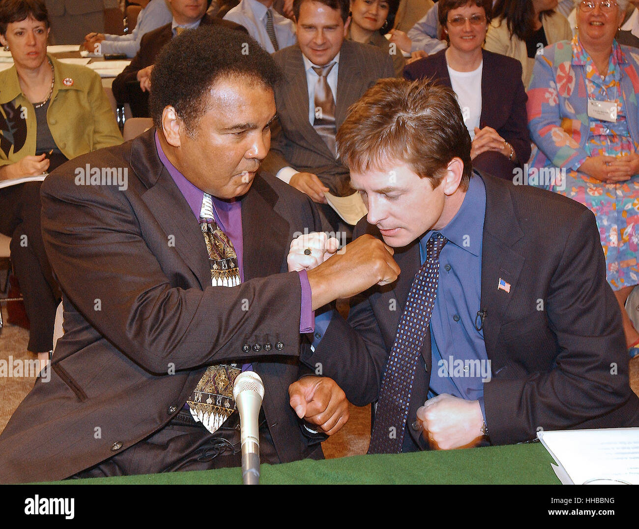 Muhammad Ali e Michael J. Fox clown per le telecamere prima della loro testimonianza davanti al Senato degli Stati Uniti di stanziamenti sottocommissione per la manodopera e HHS sul morbo di Parkinson al Campidoglio di Washington il 22 maggio 2002. Sia il sig. Fox e T Foto Stock