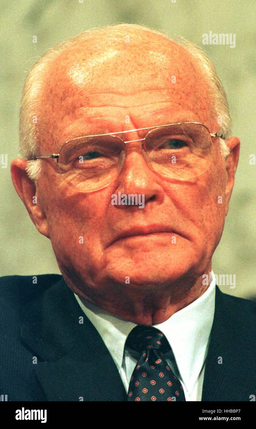 Stati Uniti il senatore John H. Glenn, Jr. (Democratico di Ohio) classifica è la minoranza membro del Senato gli affari governativi Comitato che sta indagando su presunti abusi nel finanziamento della campagna nel 1996, fotografato a Washington D.C. il 8 luglio 1997. Glenn servita nei Marines per 22 anni ed è anche il primo americano in orbita attorno alla terra. Egli ha anche servito come il presidente del Comitato a partire dal 1986 fino al 1994. È stato coinvolto nel "Keating 5' scandalo ed è stato trovato colpevole di scarsa sentenza. Glenn non cercherà la rielezione in 1998. Egli ha in seguito è stato assegnato come Payload Specialist su STS95 missi Foto Stock