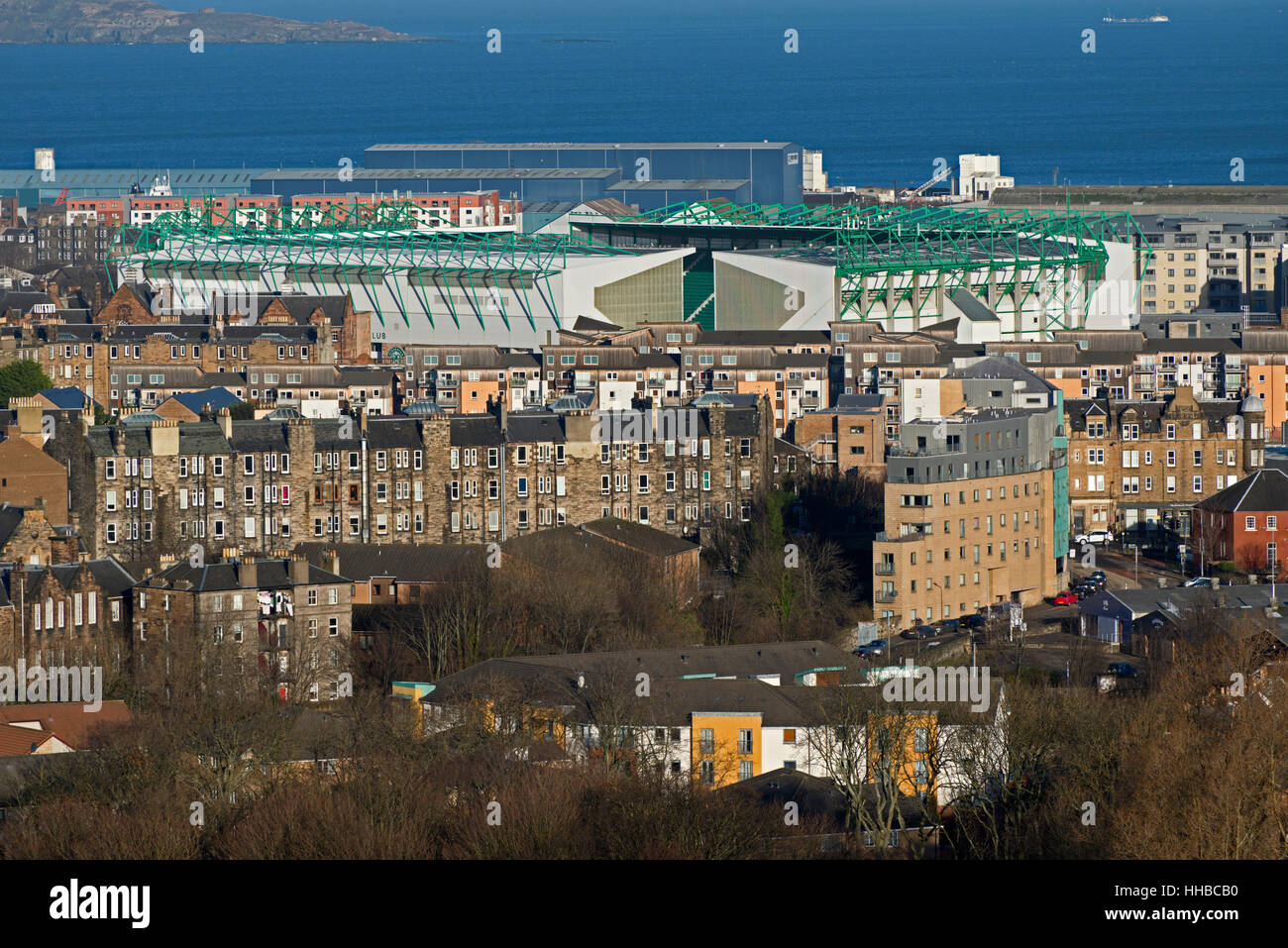 Una vista di Leith con Hibernian Football Club la terra e il Firth of Forth oltre presi da Salisbury Crags. Foto Stock