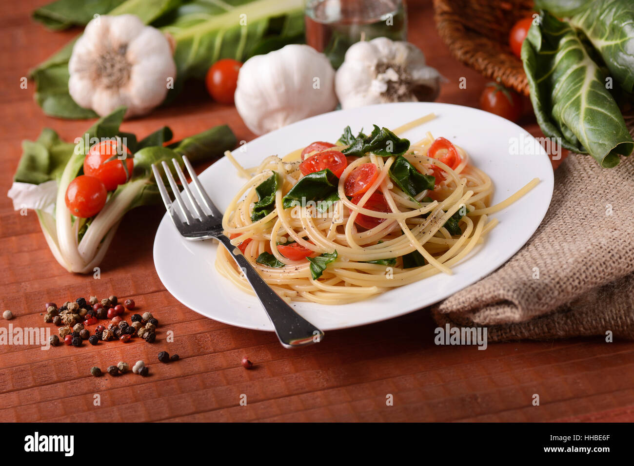 Spaghetti con bietole e pomodoro - il cibo italiano Foto Stock