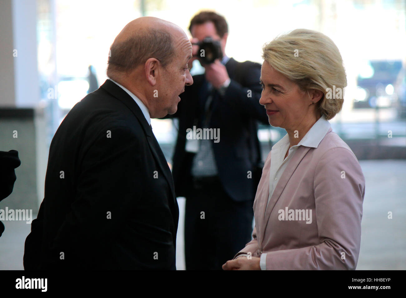 Jean-Yves Le Drian, Ursula von der Leyen - deutsch-franzoesische Regierungskonsultationen, Bundeskanzleramt, 31. Maerz 2015, Berlino. Foto Stock