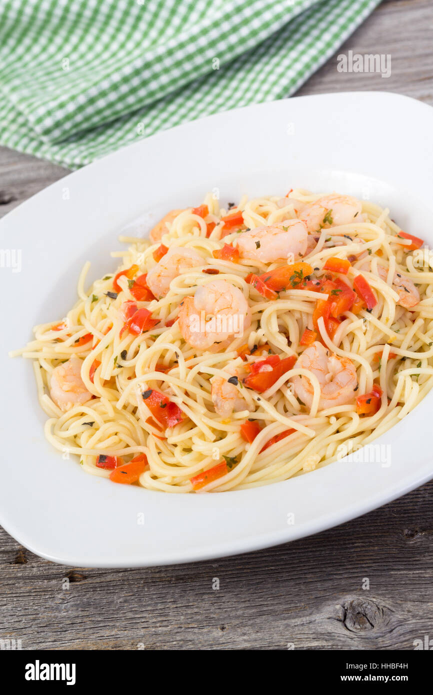 Gamberi aglio piatto di pasta sulla tavola di legno sfondo Foto Stock