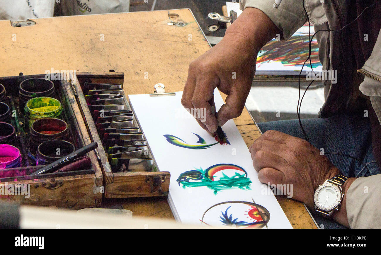 Chiudere fino alle mani di un artista di strada pittore in Las Ramblas di Barcellona. Foto Stock