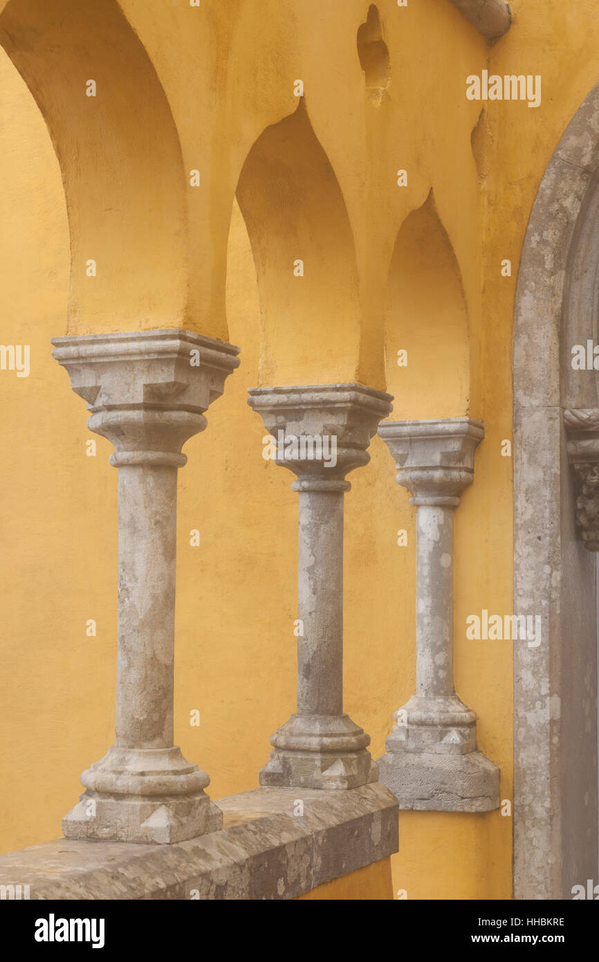Sintra, Portogallo: fila di archi gotici a pena Palace. Foto Stock