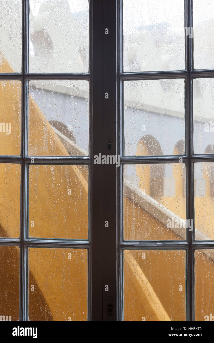 Sintra, Portogallo: Pioggia finestra striate a pena Palace. Foto Stock