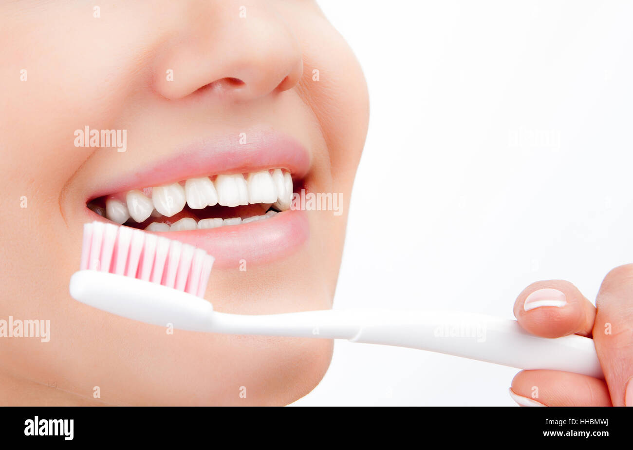 Bella giovane donna sorriso con denti di spazzolatura . Salute dentale sfondo. Foto Stock
